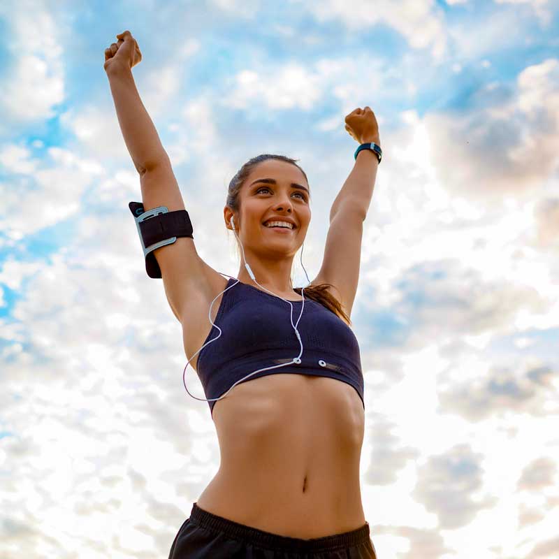 Una chica feliz entrenando en libertad